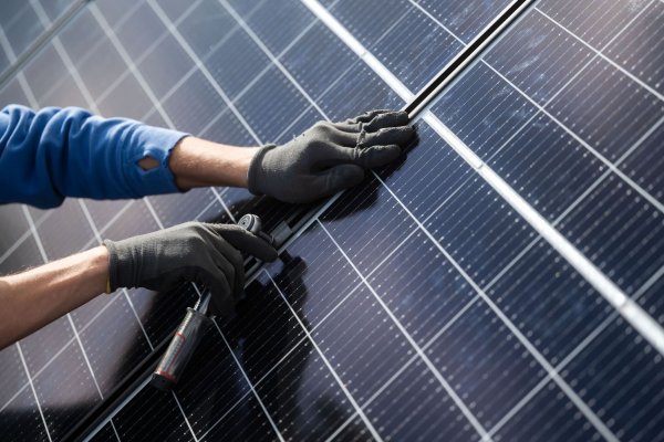 Der Einsatz von Sonnenenergie an Wohngebäuden soll dazu beitragen, den Verbrauch fossiler Brennstoffe in Deutschland deutlich zu reduzieren. - © Marijan Murat/dpa