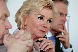 Vorstandschef Aart de Geus, seine Vertreterin Liz Mohn und Kommunikationschef Henning Groth (v. l.) - &copy; FOTO: RAIMUND VORNB&Auml;UMEN