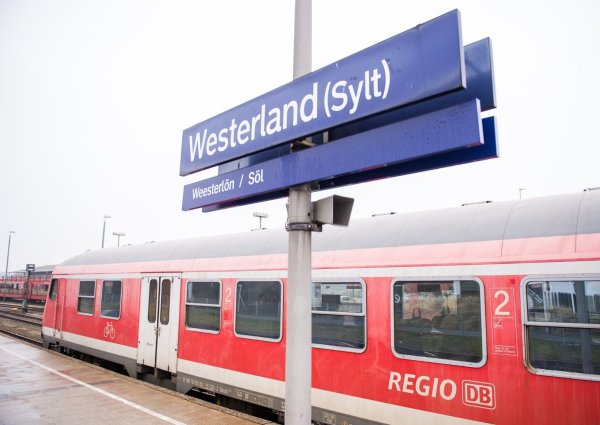 Regionalbahn im Bahnhof Westerland - © Foto: Daniel Bockwoldt