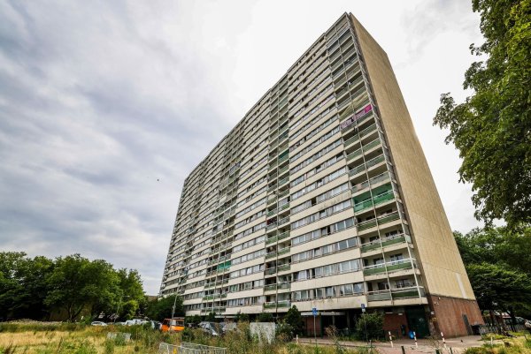 An diesem Hochhaus hat der Dienstleister DHL monatelang keine Pakete zugestellt. (Archivbild) - © Christoph Reichwein/dpa