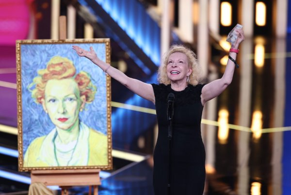 Sunnyi Melles jubelt - ihr wurde der Deutsche Fernsehpreis zuerkannt. - © Rolf Vennenbernd/dpa