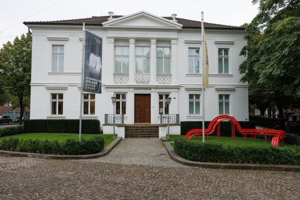 Blick auf das Kunstforum Hermann Stenner, das bis Ende März 2025 unter dem Titel «Guter Stoff» 150 Werke von Cornelius Völker präsentiert. - © Friso Gentsch/dpa