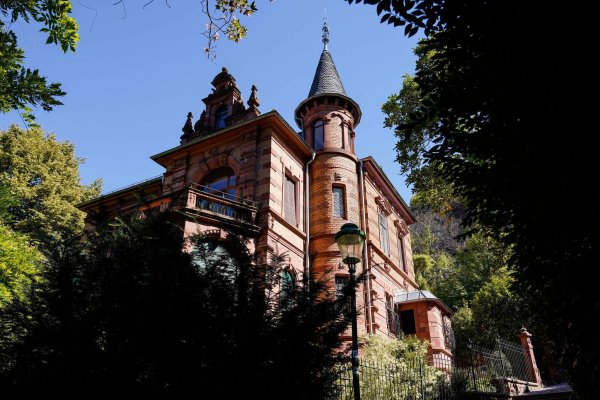 Zwei junge Männer stehen vor dem Heidelberger Landgericht, weil sie im Jahr 2020 bei einer Feier der Burschenschaft Normannia einen jungen Mann antisemitisch beleidigt und mit Gürteln geschlagen haben sollen. (Archivbild) - © Uwe Anspach/dpa