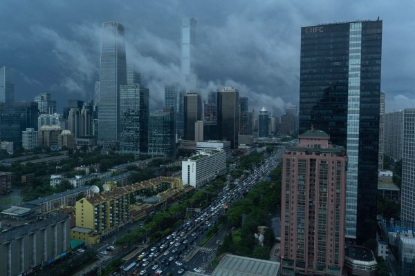 Chinas Politbüro will am Wachstumsziel für dieses Jahr festhalten. (Archivbild) - © Ng Han Guan/AP/dpa