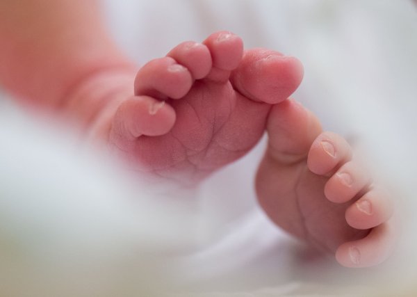 Fast 154.000 Babys erblickten 2023 in NRW-Krankenhäusern das Licht der Welt (Foto Illustration) - © Arno Burgi/dpa