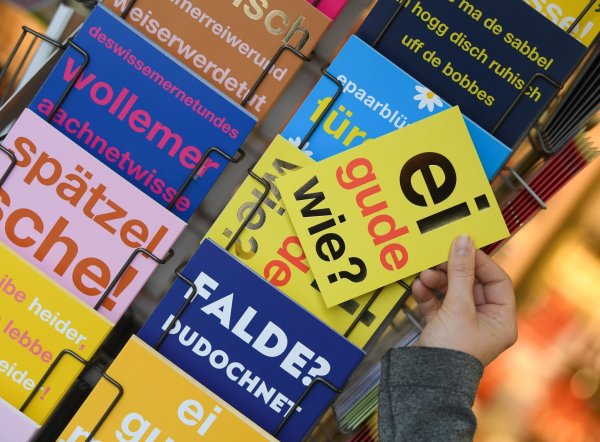 «Ei gude wie?»: Laut einer Umfrage sind immer weniger Menschen ihren eigenen Angaben zufolge solcher Sprachperlen nicht mehr mächtig. - © Arne Dedert/dpa