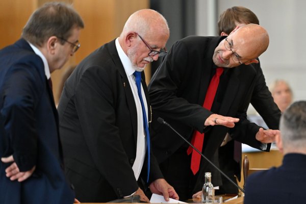 Bei der ersten Sitzung des Thüringer Landtags gibt es scharfe Kritik an den Alterspräsidenten der AfD, Jürgen Treutler (Mitte). - © Martin Schutt/dpa