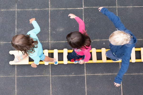 Die Zahl der Kinder unter drei Jahren in Kindertagesbetreuung ist zum 1. März 2024 im Vorjahresvergleich um rund 8.400 auf insgesamt 848.200 Kinder gesunken (Symbolbild). - © Sebastian Kahnert/dpa-Zentralbild/dpa