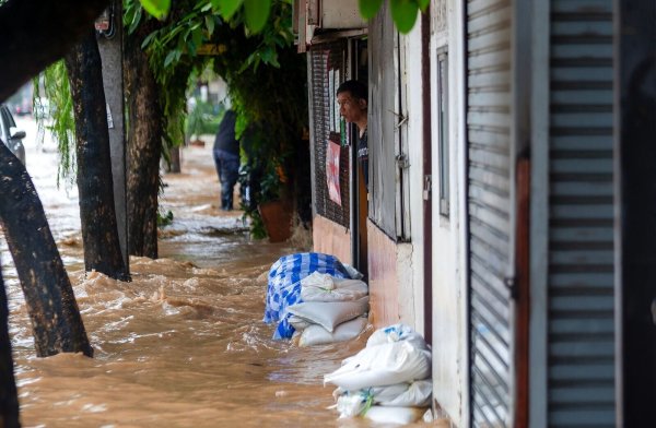 Auch Sandsäcke konnten die Wassermassen nicht aufhalten. - © Pongmanat Tasiri/SOPA Images via ZUMA Press Wire/dpa