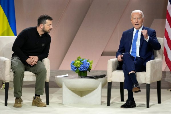 Selenskyj will bei US-Präsident Biden einmal mehr unter anderem die Freigabe von reichweitenstarken Waffen für Angriffe auf militärische Ziele weit in russischem Hinterland erhalten. (Archivbild) - © Susan Walsh/AP/dpa