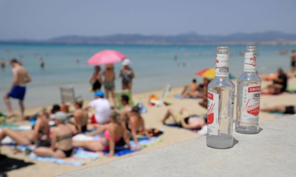 Am Ballermann wird es am Strand nicht nur wegen der steigenden Besucherzahlen immer enger. (Archivbild) - © Clara Margais/dpa