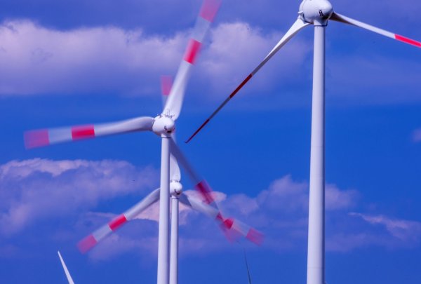 Beim OVG sind noch 17 weitere Eilverfahren zu 50 Windkraftanlagen im Bereich der Bezirksregierung Arnsberg und Detmold anhängig. (Symbolbild) - © Jens Büttner/dpa