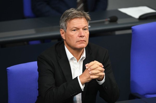 Manche Grüne fragen sich, ob eine Kanzlerkandidatur angesichts von Umfragewerten um die zehn Prozent überhaupt realistisch ist. Bundeswirtschaftsminister Robert Habeck sagt, das solle auf dem Bundesparteitag Mitte November geklärt werden. - © Anna Ross/dpa