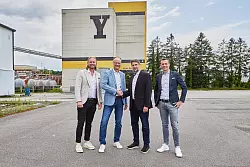 Schuaen sich das neue Projekt vor Ort an: Frederik Haverig, Axel Köster (beide Hadorn), Janko Cukelj (Vattenfall) und Alexander Emde, Leiter Projektentwicklung Hagedorn (v.l.). - © Hagedorn
