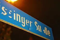 Die Beule im Schild für die Kissinger Straße ist möglicherweise ein Einschussloch, zumindestens wurden dort von der Polizei auch Spuren gesichert. - © Freitag-TV