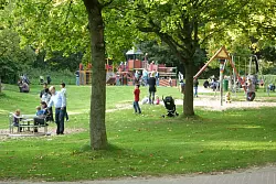 Der Spielplatz am Obersee bietet f&uuml;r Kinder jeden Alters Attraktionen. - &copy; Stadt Bielefeld