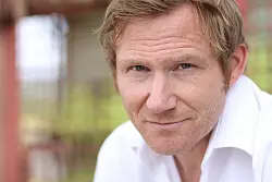 Schauspieler Roland Jankowsky ist für eine Krimilesung in der Stadthalle zu Gast. - © Alexandra Kaumanns