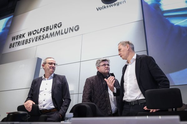 Konzernchef Oliver Blume (r.) berät sich vor seiner Rede mit VW-Verhandlungsführer Arne Meiswinke (Mitte). - © Ronny Hartmann/POOL/dpa