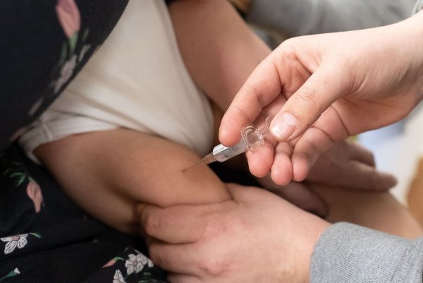 Die Polio-Impfung gehört in Deutschland zu einer der Standardimpfungen bei Säuglingen (Symbolbild). - © Swen Pförtner/dpa