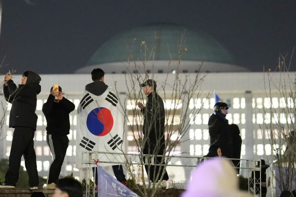 Vor der südkoreanischen Nationalversammlung versammelten sich Tausende Demonstranten. - © Lee Jin-man/AP/dpa