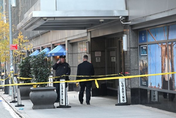Der Versicherungschef wurde vor einem Hotel- und Wohngebäude nahe dem Times Square erschossen. - © Kyle Mazza/TheNEWS2 via ZUMA Press Wire/dpa