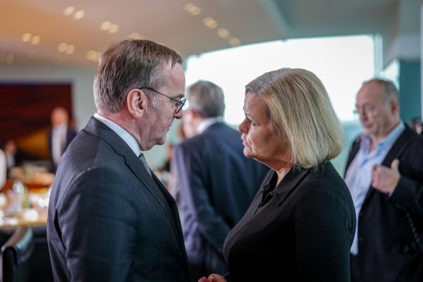 Vor Beginn der Innenministerkonferenz in Rheinsberg nimmt Bundesinnenministerin Nancy Faeser (SPD) in Berlin wahr - im Innenausschuss des Bundestages und im Kabinett. - © Kay Nietfeld/dpa