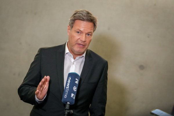 Wirtschaftsminister Habeck wehrt sich gegen Vorwürfe in der Northvolt-Krise (Archivbild). - © Kay Nietfeld/dpa