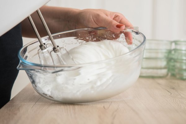 Als Alternative zu rohen Eiern: Die Abtropfflüssigkeit von Kichererbsen eignet sich genauso gut für einen schneeweißen Zuckerguss. - © Christin Klose/dpa-tmn