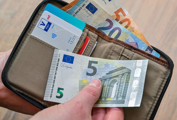 Einer IfW-Studie zufolge könnten Parteien am rechten und linken Rand bei der Bundestagswahl allein wegen der zuletzt unerwartet hohen Inflation und wegen der schwierigen wirtschaftlichen Lage mit einem Stimmenplus von rund zwei Prozentpunkten rechnen. (Symbolbild) - © Patrick Pleul/dpa