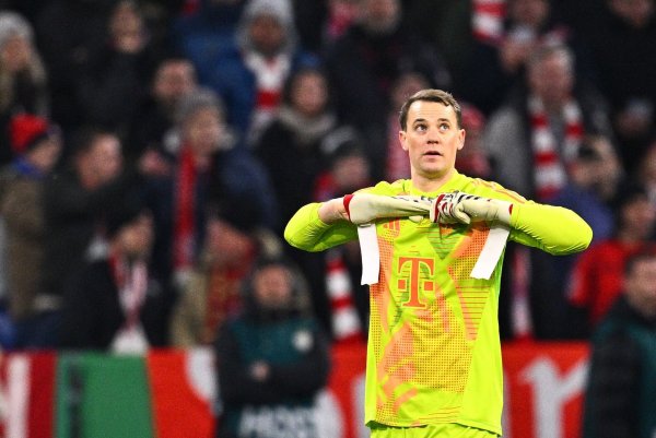 Frühes Arbeitsende nach dem ersten Platzverweis als Profi: Manuel Neuer. - © Tom Weller/dpa