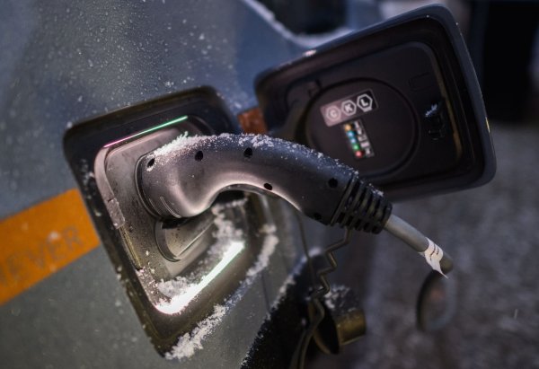 Um mehr als ein Fünftel ist der Absatz bei Elektroautos im November zurückgegangen. (Archivbild) - © Julian Stratenschulte/dpa/dpa-tmn