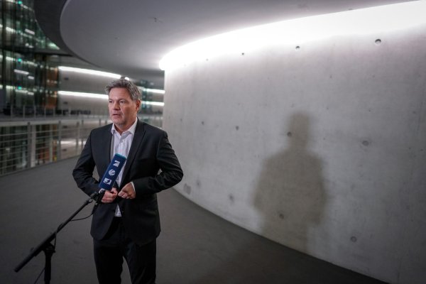 Habeck verteidigt seine Ansiedlungspolitik mit staatlicher Unterstützung. - © Kay Nietfeld/dpa