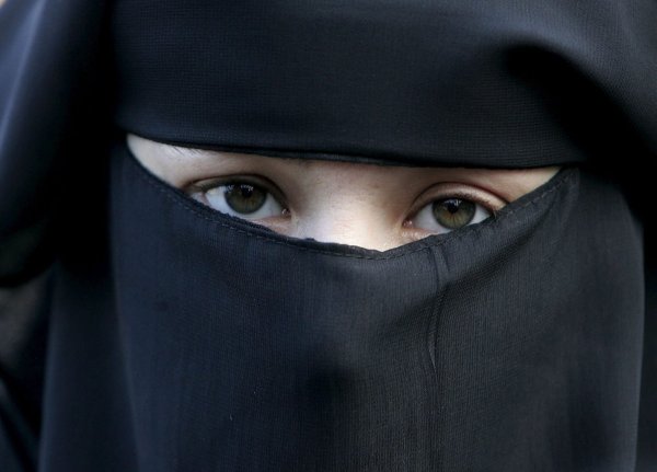 Ein Gesichtsschleier verhindert eine offene Kommunikation und darf daher im Schulunterricht untersagt werden, entscheidet das Verwaltungsgericht Düsseldorf. (Archivbild) - © Evert-Jan Daniels/epa/dpa
