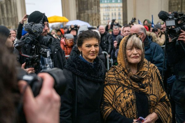Schon im Februar 2023 meldeten sich Sahra Wagenknecht und Alice Schwarzer gemeinsam mit einem «Manifest für Frieden», jetzt unterstützen sie einen neuen Vorstoß für einen Waffenstillstand in der Ukraine. (Archivbild) - © Christophe Gateau/dpa