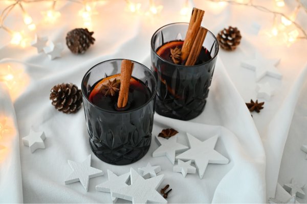 Im selbst gemachten Glühwein dürfen Orange und weihnachtliche Gewürze nicht fehlen - die Tonkabohne gibt dem Getränk noch mal eine ganz besondere Note. - © Julia Uehren/loeffelgenuss.de/dpa-tmn