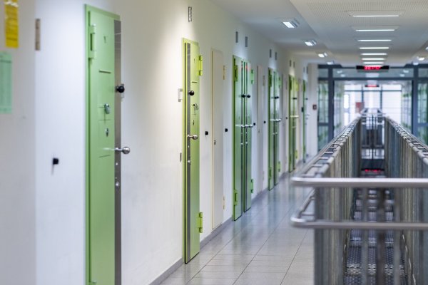 Vollzeit arbeitende Häftlinge in NRW kommen künftig im Schnitt auf einen Monatslohn von rund 502 Euro. - © Marcel Kusch/dpa