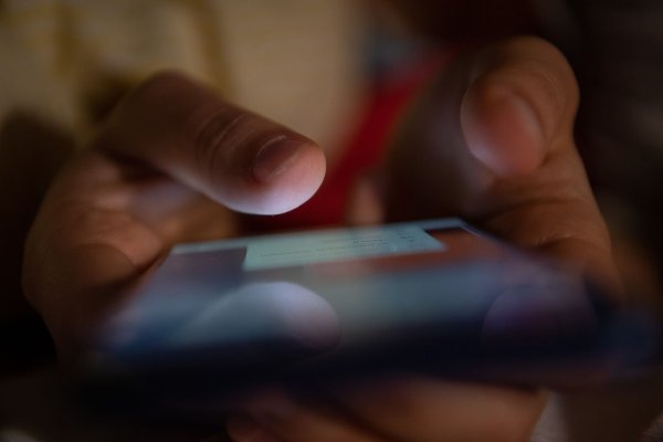 Nicht tatenlos zusehen, sondern handeln: Über die Internet-Meldestellen kann jede und jeder ganze einfach etwas gegen Hass und Hetze im Netz tun. - © Sebastian Gollnow/dpa/dpa-tmn