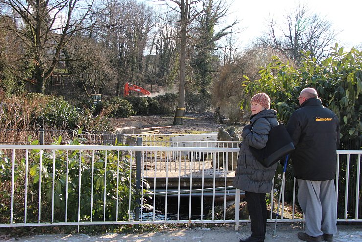 Spaziergänger werfen einen Blick auf die Bauarbeiten im Kurpark. - © Katrin Kantelberg