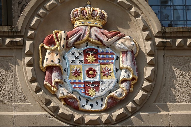 Ein historisches Wappen mit der lippischen Rose in der Mitte ist am "Apollo"-Gebäude in der Langen Straße 38 zu sehen. - © Yvonne Glandien