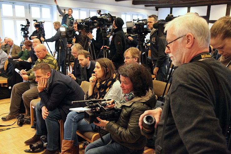 Medieninteresse: Vor dem Prozess gegen einen ehemaligen SS-Wachmann äußerten sich die Nebenkläger vor der Presse. - © Bernhard Preuß