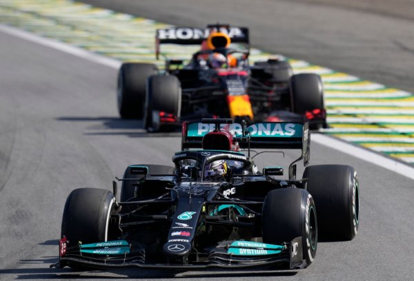 Hamilton und Verstappen - © Foto: Andre Penner/AP/dpa