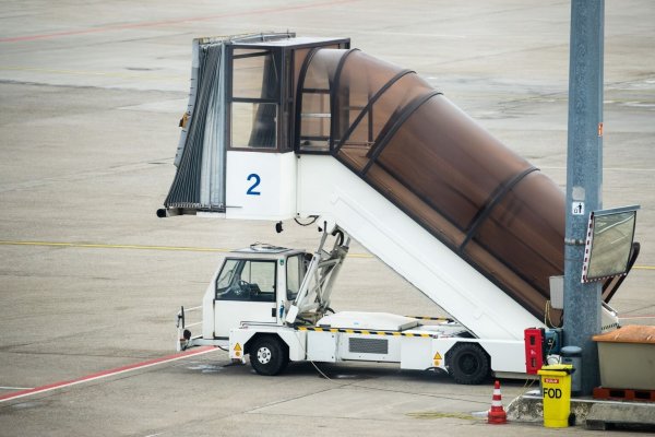 Fluggast-Treppe - © Foto: Daniel Karmann/dpa