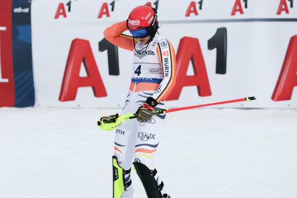Schwer enttäuscht: Slalom-Ass Lena Dürr nach dem Patzer in der Team-Kombination. - © Jens Büttner/dpa