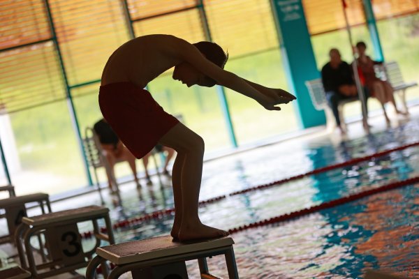 Bronzeabzeichen künftig ohne Kopfsprung: Das möchte der Schwimmverband NRW. (Foto Archiv) - © Matthias Bein/dpa