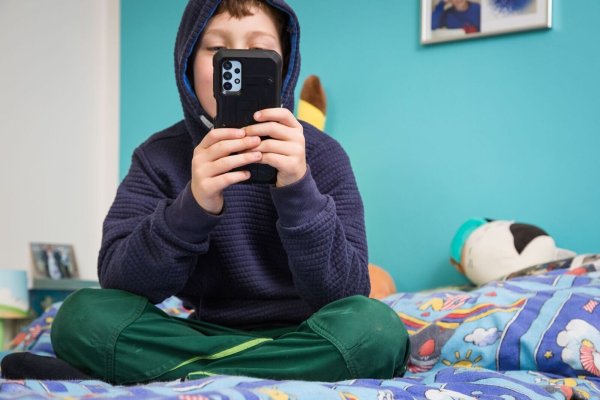 Echt oder Fake? Das können Kinder oft nicht leicht erkennen. Eltern sollten daher ihr Kind dazu ermutigen, Medien kritisch zu hinterfragen. - © Christin Klose/dpa-tmn