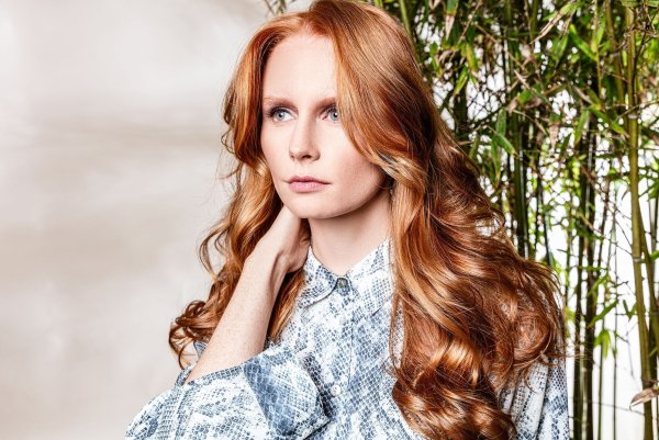 Big Hair: «Full Glam» lässt mit viel Volumen am Oberkopf den Look feminin und glamourös wirken. - © Erwin Wenzel/Zentralverband Friseurhandwerk/dpa-tmn