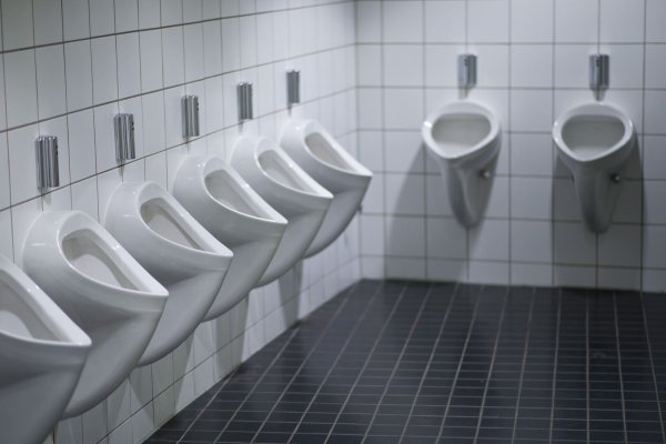 Nicht jedermanns Sache: in Gesellschaft am Pissoir pinkeln. Für Betroffene ist der Anblick eines leeren Toilettenraums deshalb schon die erste Erleichterung. - © David-Wolfgang Ebener/dpa/dpa-tmn
