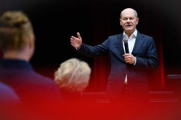 Kanzler Scholz beantwortet im Wahlkampf Fragen der Bürger, wie hier in der Stadt Ludwigsfelde, die zu seinem Wahlkreis gehört. - © Bernd von Jutrczenka/dpa
