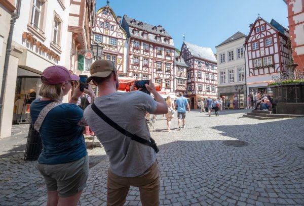 Touristen im Fachwerk-Städtchen Bernkastel-Kues. Die Lust aufs Reisen ist ungebrochen. - © Harald Tittel/dpa