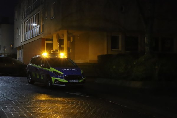 In einer Wohnung wurde ein 33-Jähriger mit Schussverletzungen aufgefunden. - © Sascha Thelen/dpa